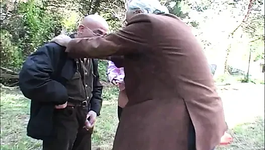 Лесбийский групповой секс перед старой свиньей в любительском видео