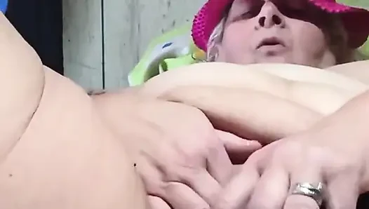 Geile musikerin, während sie zum cumming-beat pumpt