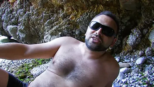 Brunette lucu digagahi oleh kontol dewasa di pantai