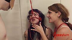 Une adolescente BDSM humiliée suce des crachats