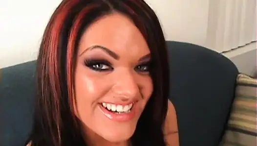 Pelacur kulit putih sensual lagi ngentot kontol raksasa pria kulit hitam