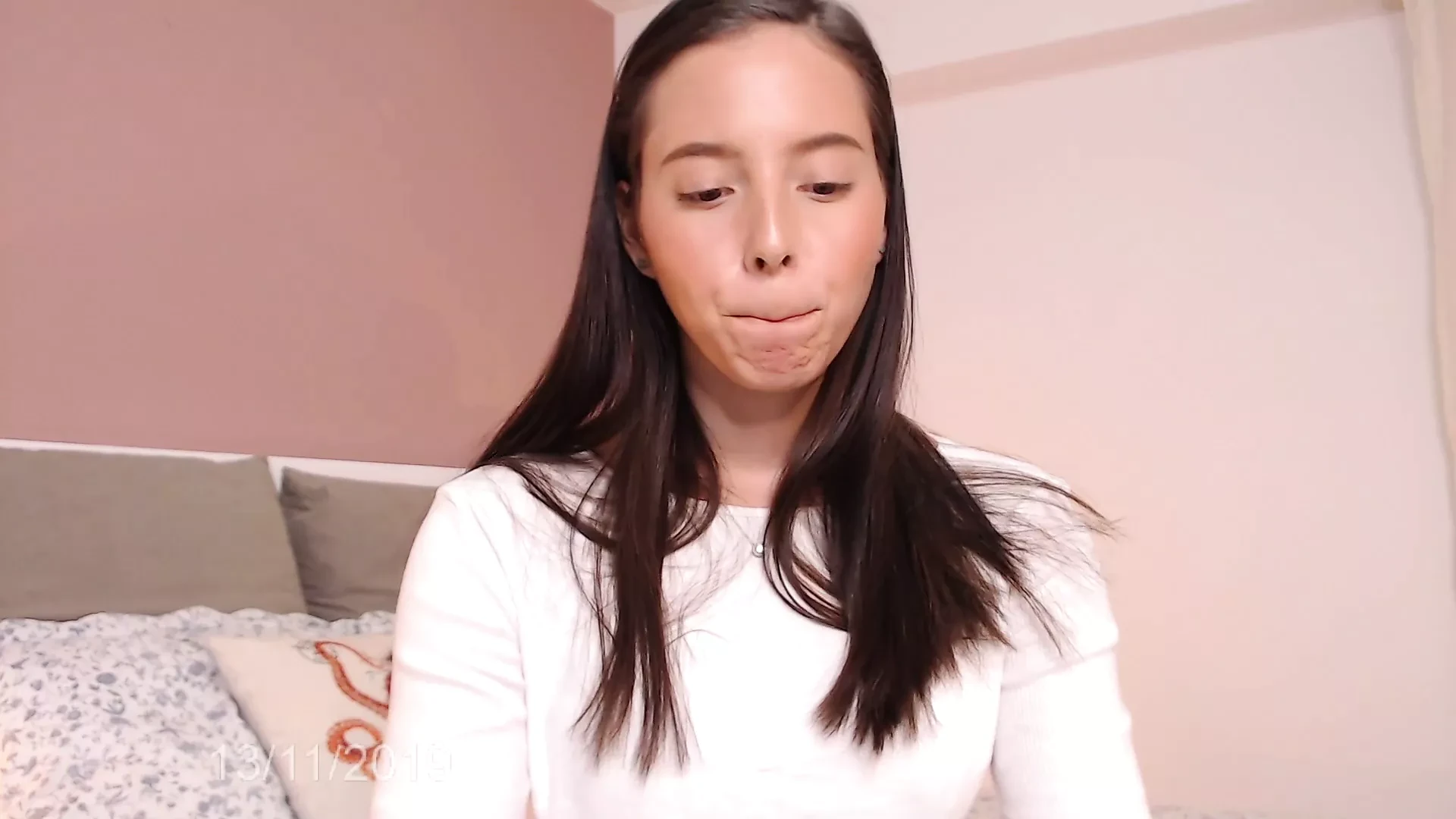 Menina com um rosto bonito puxa a calcinha e mostra sua buceta