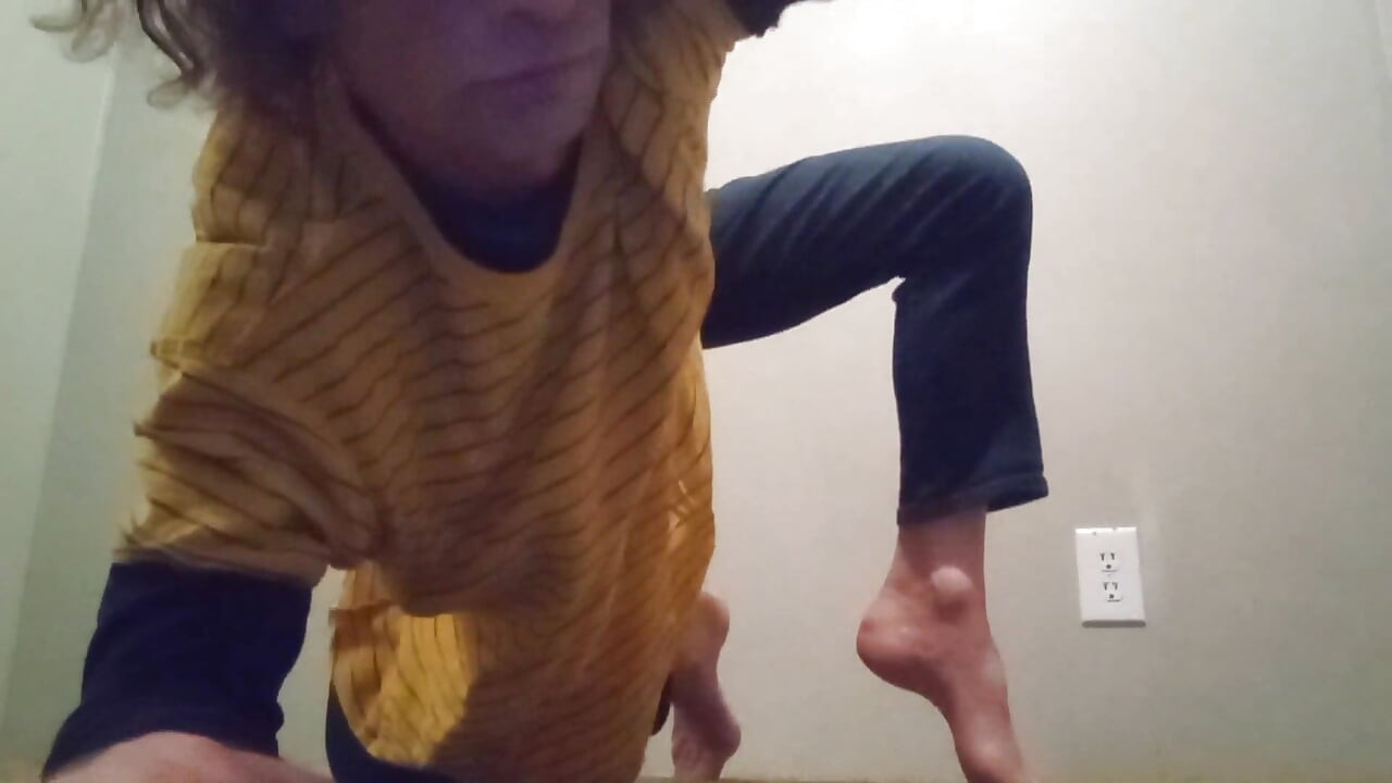 Tirando a roupa e me provocando