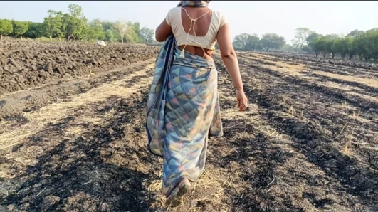 Desa Desi India Luar Ruangan bhabhi e apne ghagara utha Kar apni khubsurat pankhudiyon wali bhosdi ke darshan Apne devar ko karvaya khule kh