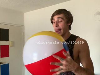 Beach Ball Fetisch - Logan bläst und sitzt auf einem Wasserball