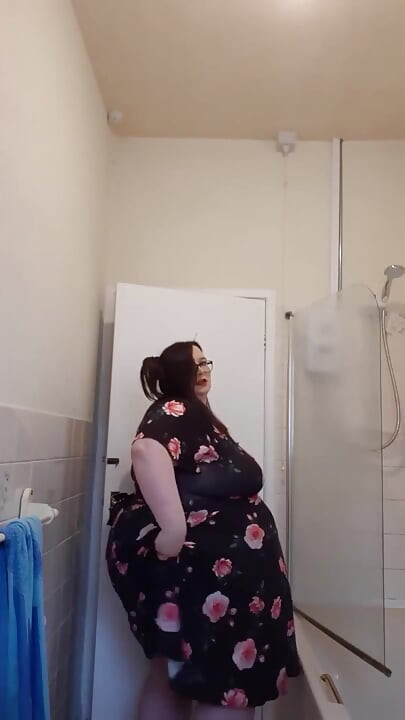 SSBBw neckt vor der dusche