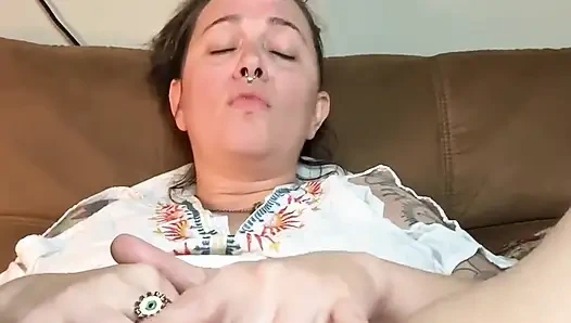 Tante seksi lagi asik masturbasi sambil merokok