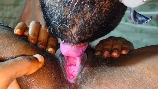 Bhabhi ke gand me finger dal ke devar hairy lal chut chata aur kala mota lund se bur ko chod diya aur bhabhi peele lagi