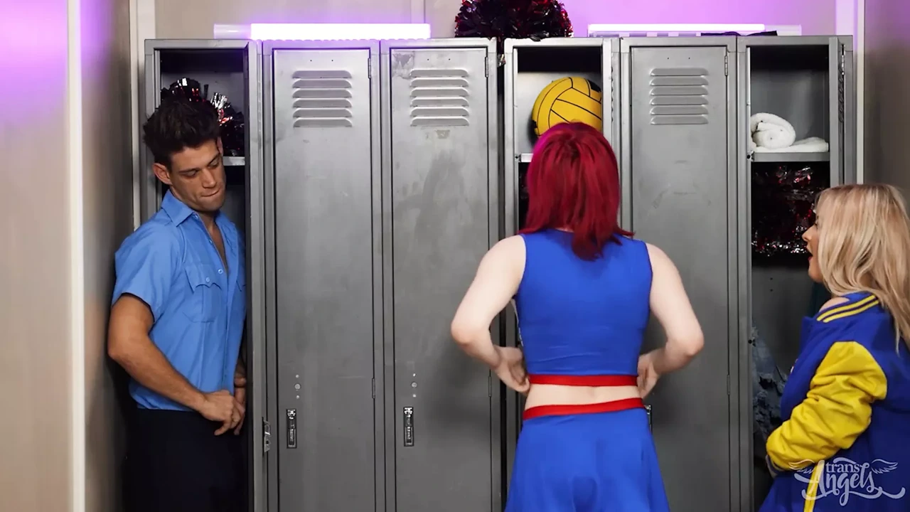 新雇用的看门人Michael Delray在第一次看到被干热辣宝贝Ella Hollywood时变得疯狂 - Trans Angels