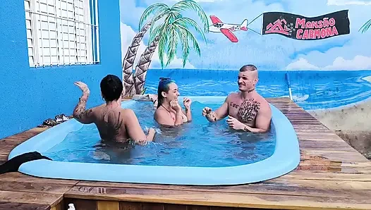 3 непослушных друга, платящих владельцу бассейна на Xerecard.