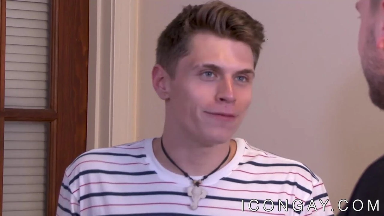 Troy accola yang tampan menerima penis latino yang penuh gairah