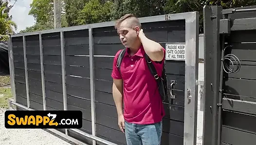 Büyük memeli tombul Crystal Rush, Charley Hart ve Nicky Asi vahşi grup sikişinde