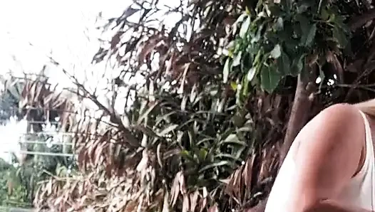 Ben ve Dai Belan, neredeyse çıplak, dairenin balkonunu yıkıyorduk ve komşular bizi izliyordu