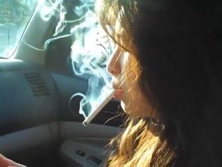 Kvinna som röker i bil 2