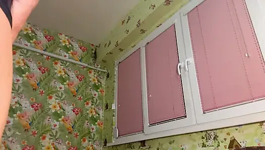 Kencing sendiri, celana dalamku baunya kaya kencing