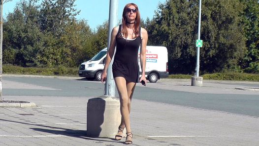Travestiet tgirl in mini-jurk in het openbaar