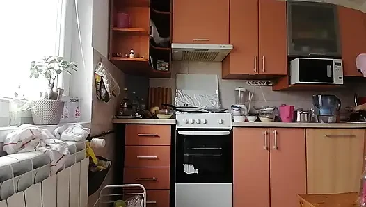 Sexy brünette, die nackte hausarbeiten macht.