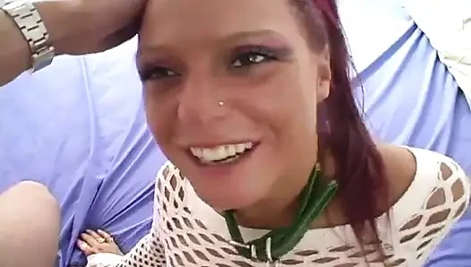 Pelacur muda kacau dengan tali dan menyemprotkan ke mulut