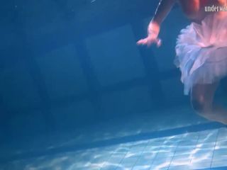 Bulava lozhkova met een rode das en rok onder water