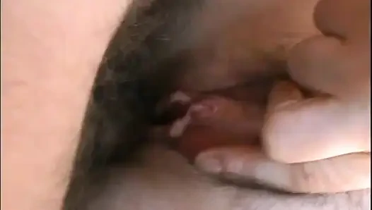 Geiles junges mädchen mit behaarter muschi im auto gefickt und auf riesige titten von großem amateur-schwanz gefickt