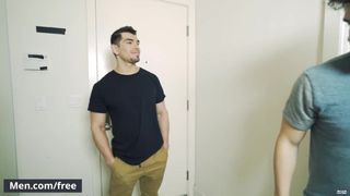 Чернокожий Jeremy Dean занимается грубым анальным сексом на кровати - men.com