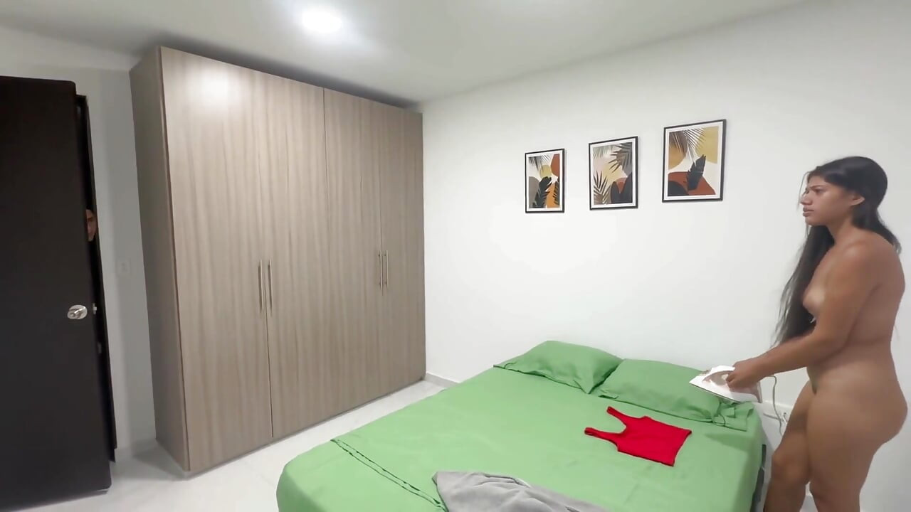 Bărbat latino cu penis uriaș pătrunde strâns în vaginul fetei latino până când ejaculează în ea.