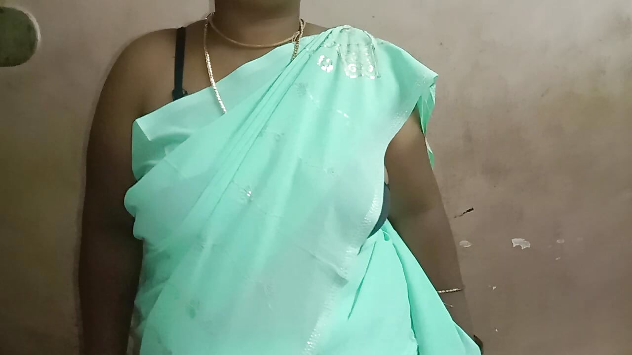 Я Пошла В Дом Моей Тети И Увидела, Что Она Завязывала Сари, И Была Очень Красива. Затем Мы Держали Ее Груди И Разделили Поцелуй.