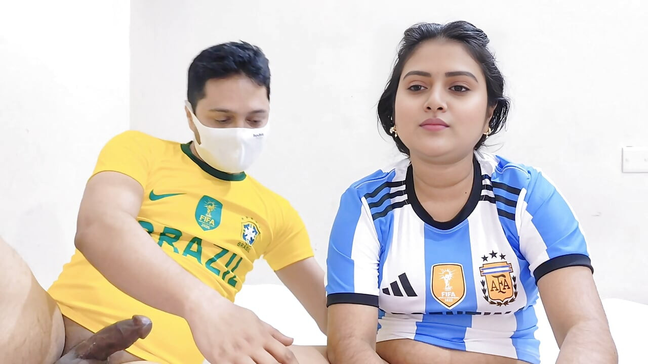 Pueblo indio bengalí hermosa esposa y esposo jugando a la copa del mundo partido sexo video viral. (voz bangla completa)