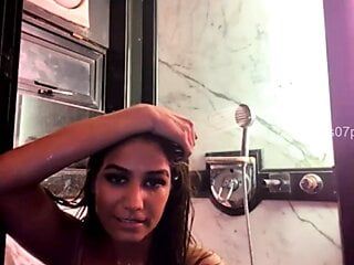 Poonam Pandey, vídeo do chuveiro ao vivo