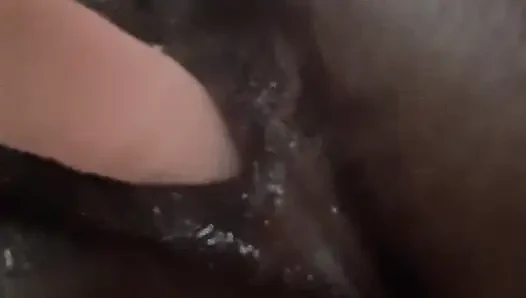 Aku lagi asik ngentot memek hitamku habis-habisan sama didlo cowok kulit putih - close up