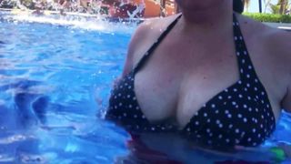 Mollige vrouw met grote tieten schudt in het zwembad