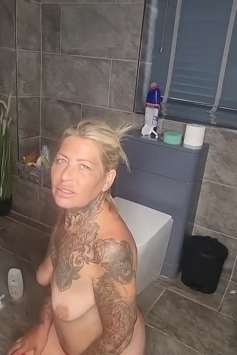 อมควยในห้องน้ําและกลืนน้ําเงี้ยน