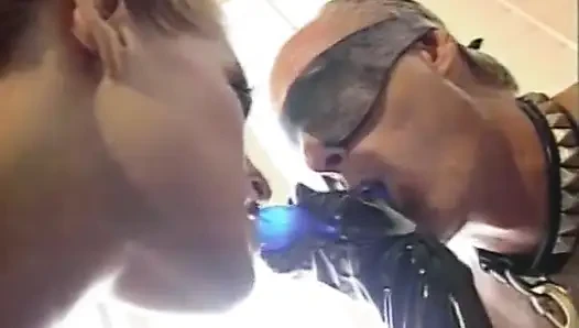 Vollbusige herrin neckt ihren sexsklaven-hengst, bevor er ihren doggystyle fickt