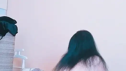 Ein sexy, reifes und dünnes model versucht sich bei pornos