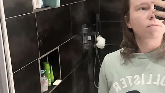 Pirang Dengan Payudara Alami Mandi