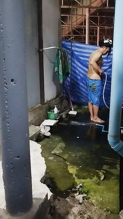 FN125 Prendre une douche à l’endroit où les yeux s’égaraient.