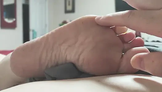 Ayah menggosok kakiku
