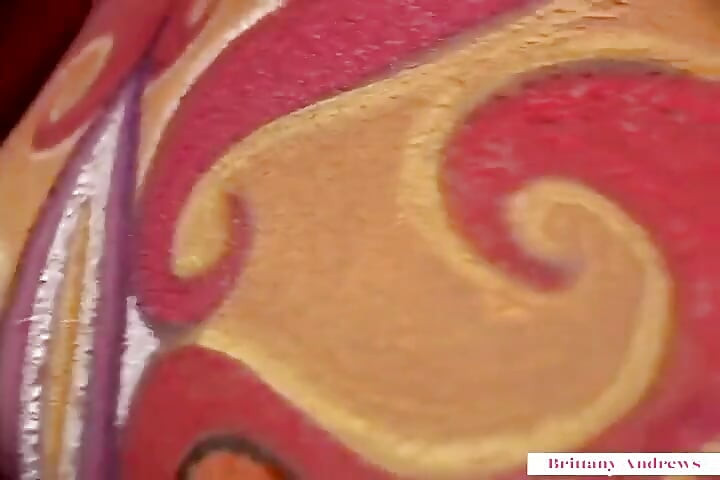 브리타니 앤드류스 어메이징 드래곤 바디 페인트 연기 애널!