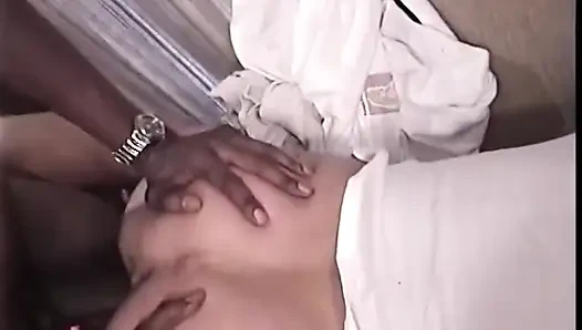 Blonde MILf squirtet wild bei intensivem klaffendem muschi-hämmern
