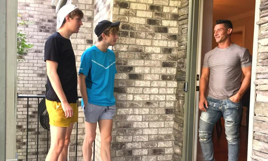 Hete jonge twink jongen stiefbroers geneukt door hun gespierde hunk