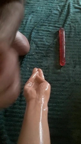 Eerste keer dubbele penetratie met vuist en dildo