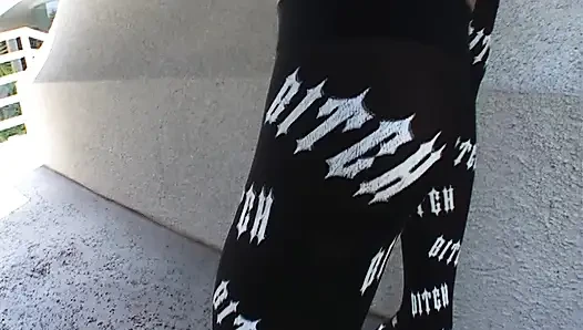 Esmer hatun parmaklanıyor ve merdivenlerde sert sikiliyor