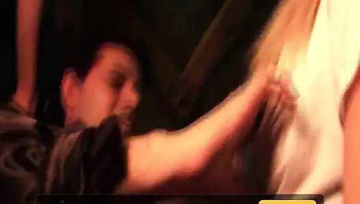Schmutzige üppige szene 3_blonde, vollbusige fetisch-MILfs, die dreier in einer BDSM-Höhle haben
