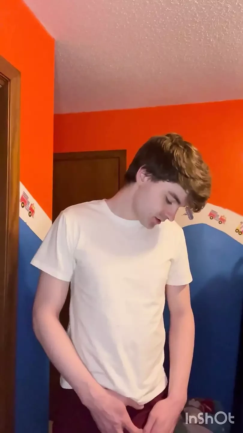 Ušunjam se u sobu mog polubrata i svršavam na njegovom donjem vešu