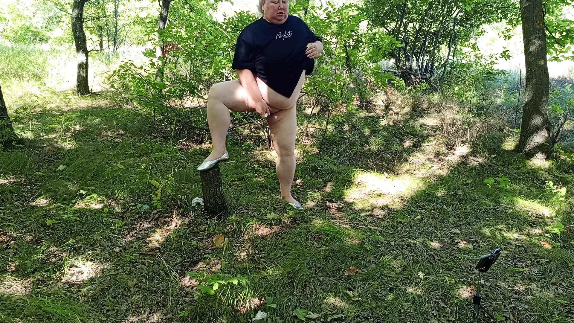 Mother-in-law in the park masturbates her pussy to a powerful squirt