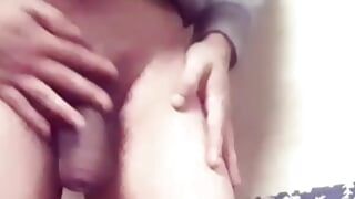 Un garçon se masturbe brutalement