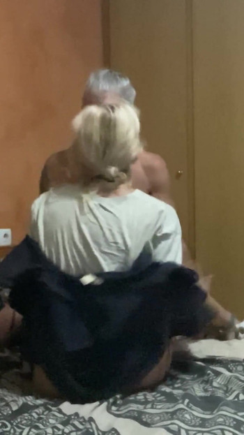 Moment de la "RUPEREA PIZDEI UNEI MICI BLONDE SPANIOLE CU UN VIBRATOR MARE"