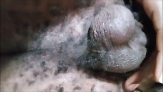 Napalona czarna amatorka kenijska masuje swojego penisa na kanapie
