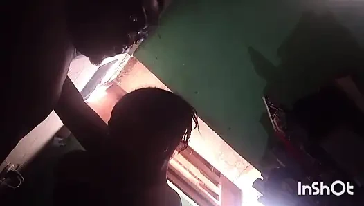 Rose penetrasyondan önce siyah yarağa masaj yapıyor