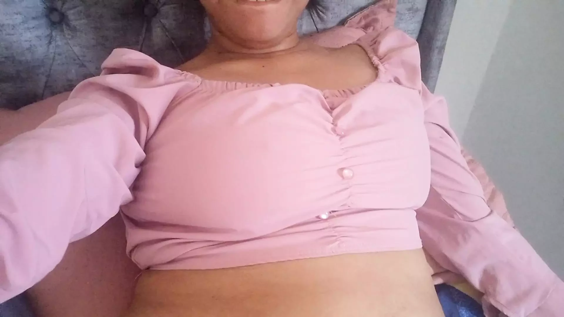 我的上帝！！！我的继女是一个处女，我不小心抚摸了她的阴户
